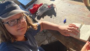 Guille en Caparica, mostrando la caricatura