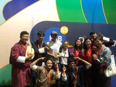 Ana y Antonio con el equipo de maravillosos estudiantes del CST.