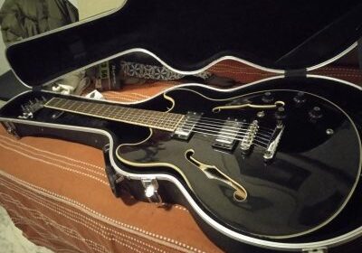 Guitarra Aria Pro II semihueca.