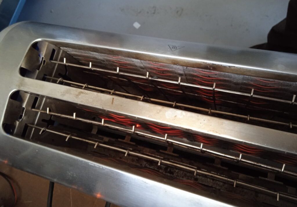 Tostadora Breville funcionando de nuevo. Puede verse el punto rojo en las resistencias calentadoras: es el empalme.