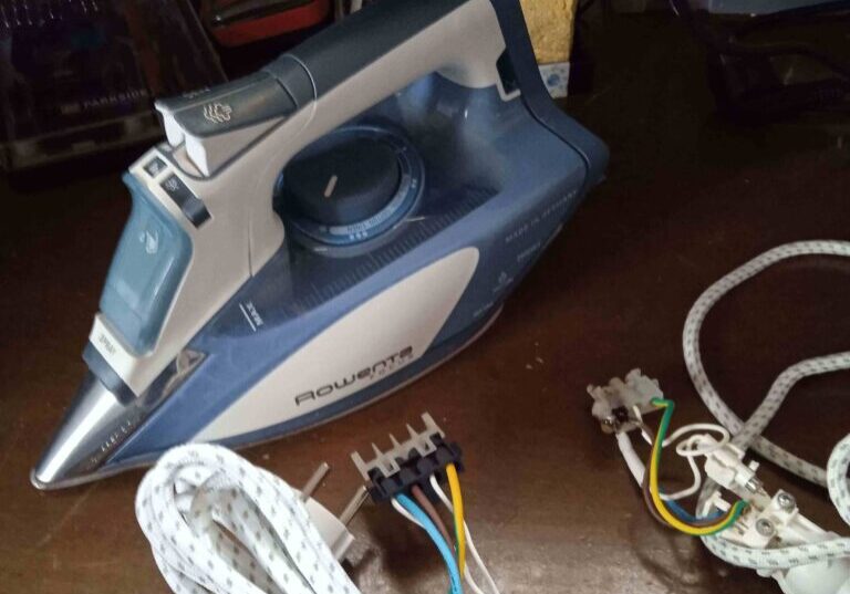 Cables nuevo y antiguo de plancha Rowenta.